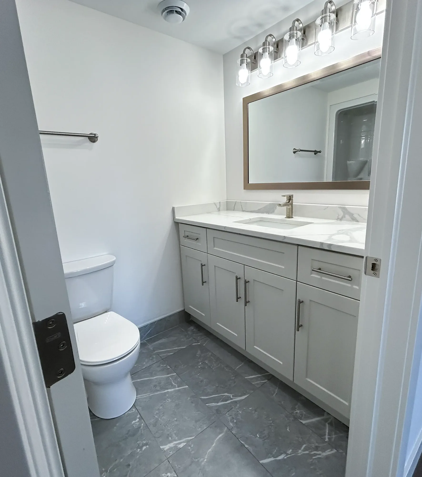 1485 Erie St Apartments, Bathroom